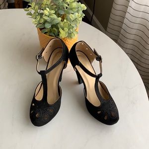 VINTAGE STYLE BLACK SUEDE HEELS